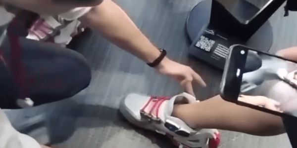 Назад в будущее: в «Сириусе» представили кроссовки с автоматической шнуровкой