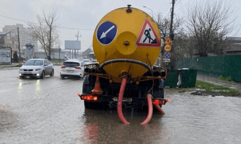 На дорогах Краснодара работает водооткачивающая техника