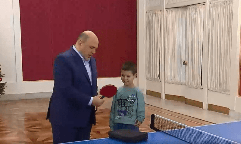 Михаил Мишустин подарил ребенку из Краснодарского края теннисный стол
