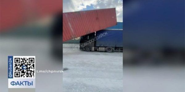 В Новороссийске ветер сдул контейнер на фуру, ожидавшую загрузки