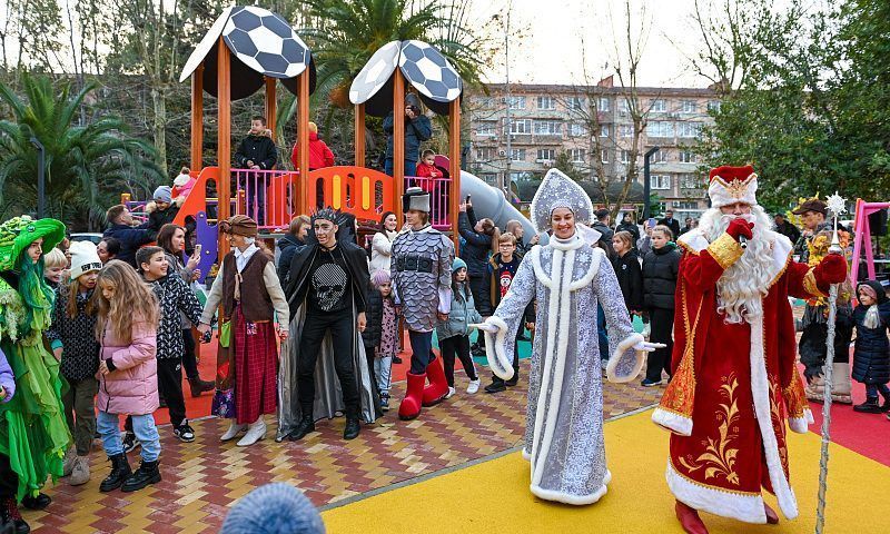Новый сквер с детской площадкой открыли в Сочи к Новому году