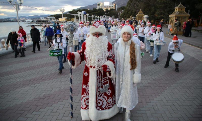 В Геленджике прошел парад Дедов Морозов