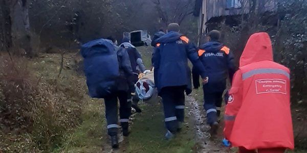 В Сочи спасатели эвакуировали из труднодоступной местности в горах женщину, у которой отказали ноги
