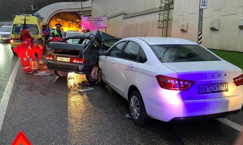 Занесло на мокрой дороге: два человека пострадали в ДТП в Сочи