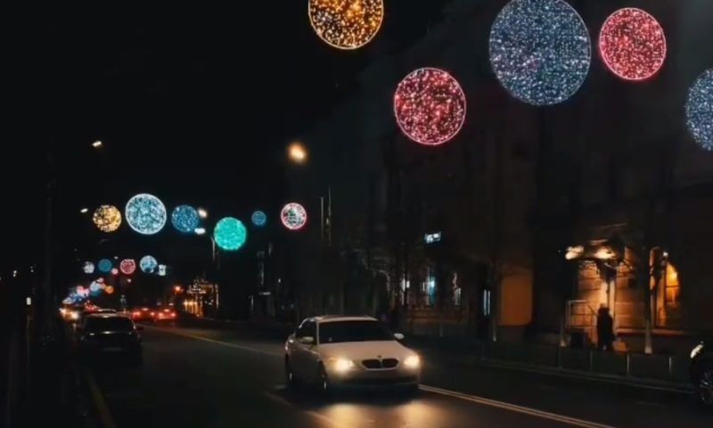 В Краснодаре включили вечернюю иллюминацию на улице Красной