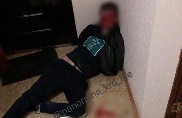 Неадекватный мужчина бегал с ножом и угрожал выбросить 3-летнюю дочь из окна многоэтажки в Краснодаре