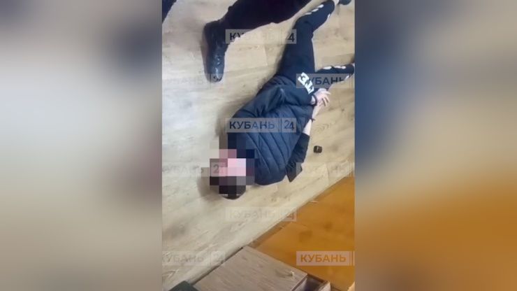 Парень с ножом и пистолетом устроил дебош в студенческом общежитии в Краснодаре