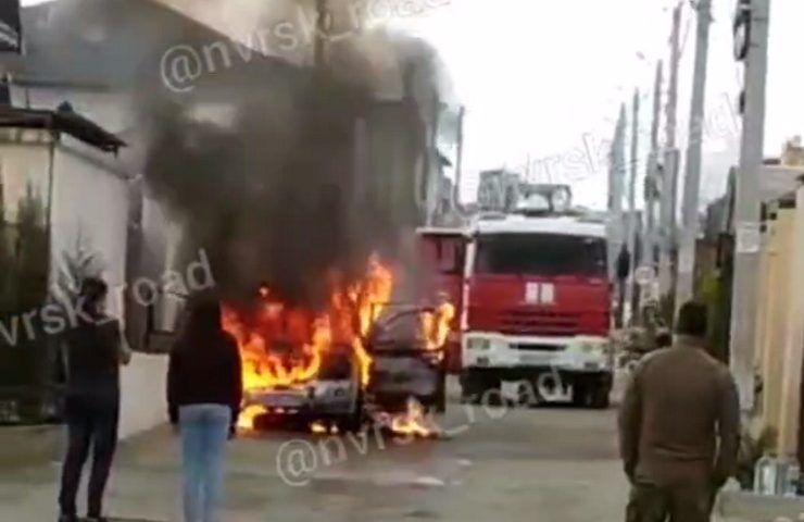 Припаркованный у дома внедорожник сгорел дотла в Новороссийске