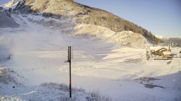 Снежные сугробы в горах Красной Поляны выросли до 127 см