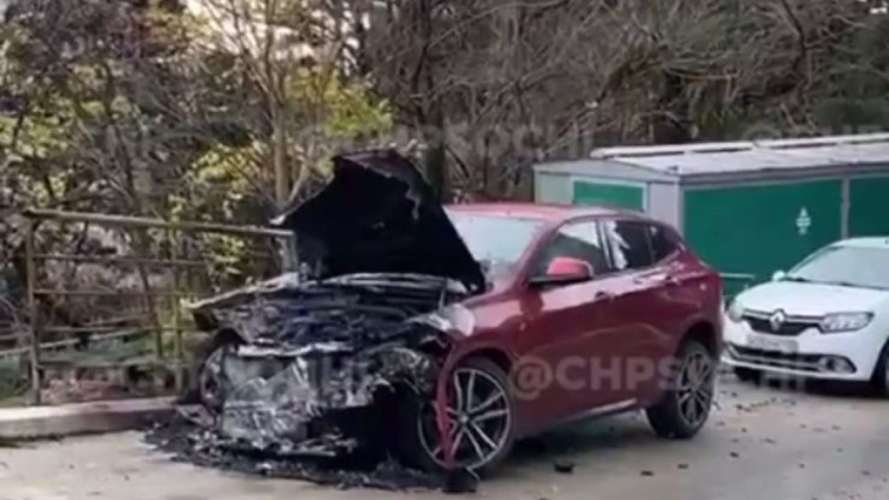 Неизвестный поджег машину во дворе многоэтажки в Сочи - 19 декабря, 2022  Все новости, Происшествия «Кубань 24»