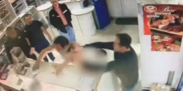Голый неадекватный мужчина устроил погром в продуктовом магазине в Крымске. Видео