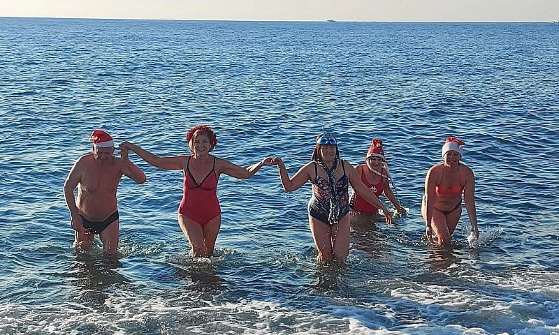 Заплыв и забег: в Сочи любители здорового образа жизни встретили первый день нового года