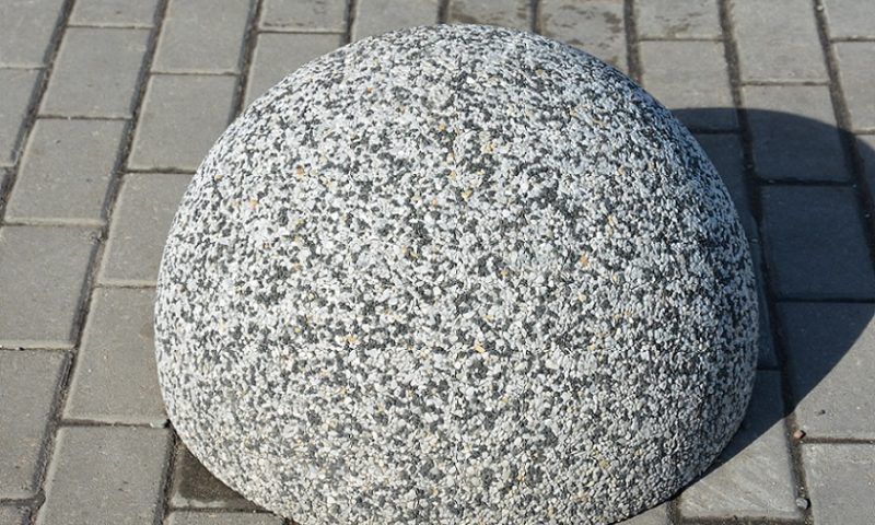 Депутат Госдумы предложил убрать с дорог заграждающие бетонные полусферы