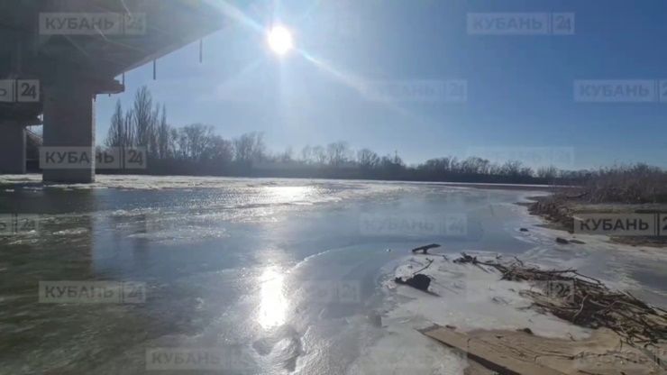 На реках Краснодарского края продолжается ледоход и шугоход