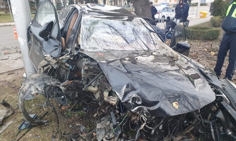 Водитель Porshe протаранил легковушку в центре Краснодара, пострадали два человека