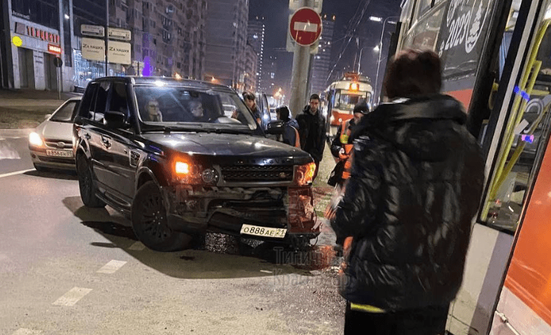 Трамвай и внедорожник столкнулись на улице Московской в Краснодаре