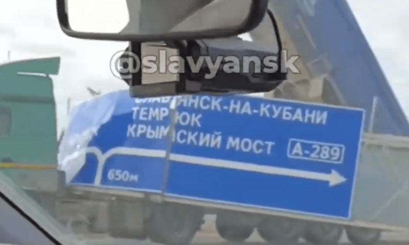 Самосвал снес металлическую опору с дорожными указателями на трассе в Краснодарском крае
