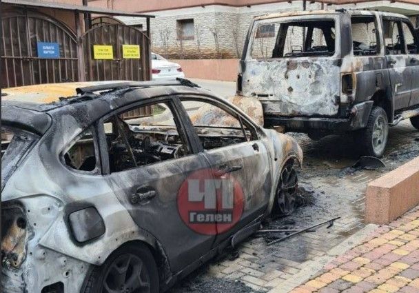 Две машины сгорели в новогоднюю ночь из-за короткого замыкания в Геленджике
