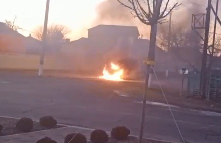 Иномарка загорелась посреди дороги в Усть-Лабинске