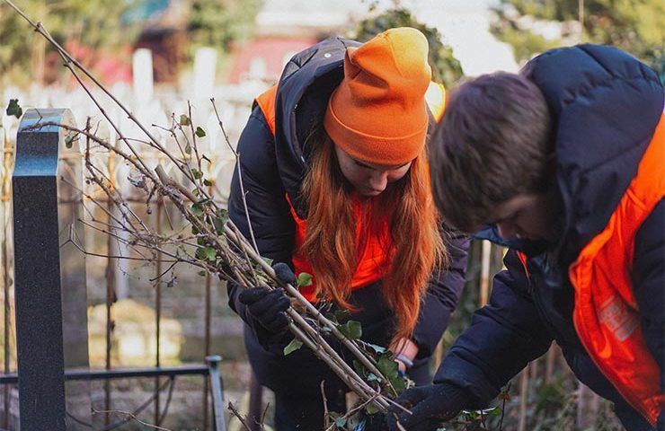 Могилы ветеранов Великой Отечественной войны привели в порядок на Всесвятском кладбище Краснодара