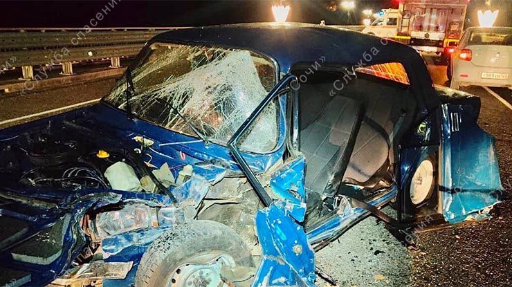 Спасатели в Сочи достали из разбитой машины водителя со сломанной ногой