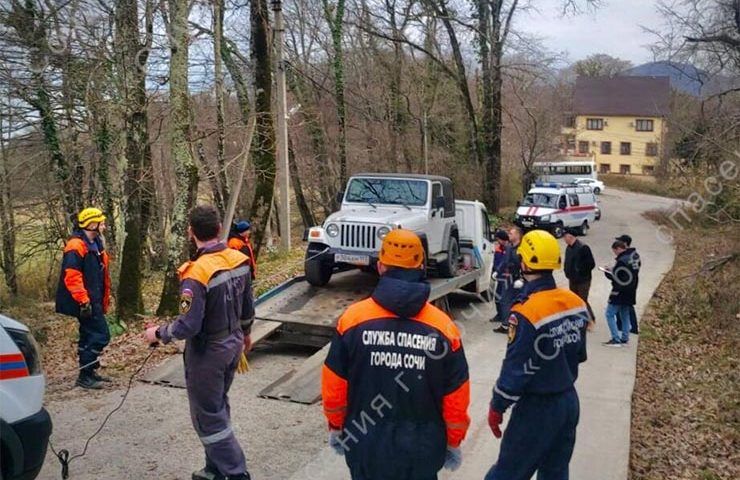 Труп между эвакуатором и внедорожником: обстоятельства смерти мужчины выясняют в Сочи