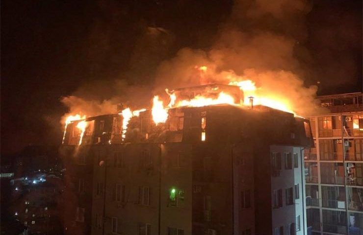 Восемь жильцов сгоревших квартир дома на улице Тимирязева в Сочи находятся в ПВР