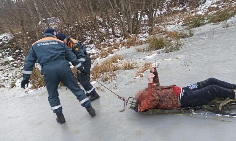 Рыбак провалился под лед и погиб в Краснодарском крае