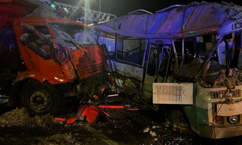 Пассажир автобуса погиб в ДТП с КамАЗом в Армавире