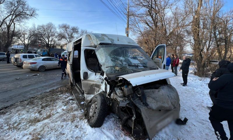 Три пассажира маршрутки погибли в ДТП с КамАЗом в Волгограде