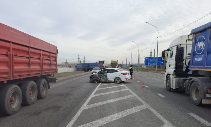 Водитель пострадал в массовом ДТП с тремя грузовиками в Крымском районе