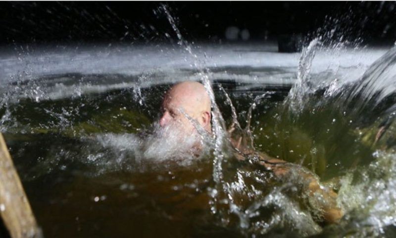 Во время крещенских купаний в Краснодаре троим людям потребовалась помощь медиков