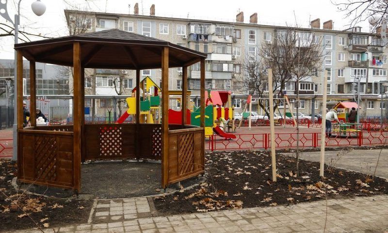 В Краснодаре в 2023 году обновят 130 спортивных и детских площадок