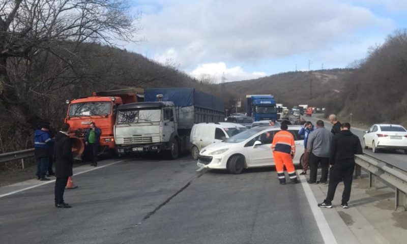 Из-за ДТП на перевале «Волчьи ворота» затруднено движение в сторону Новороссийска