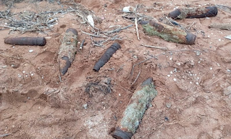 На берегу Азовского моря в Темрюкском районе нашли шесть артиллерийских снарядов