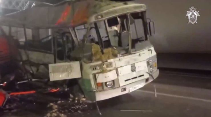СК опубликовал видео с места смертельного ДТП с автобусом и КамАЗом в Армавире