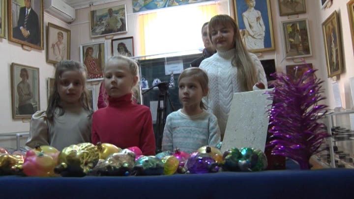 В Туапсе из детского сада в музей передали около 100 елочных игрушек советской эпохи