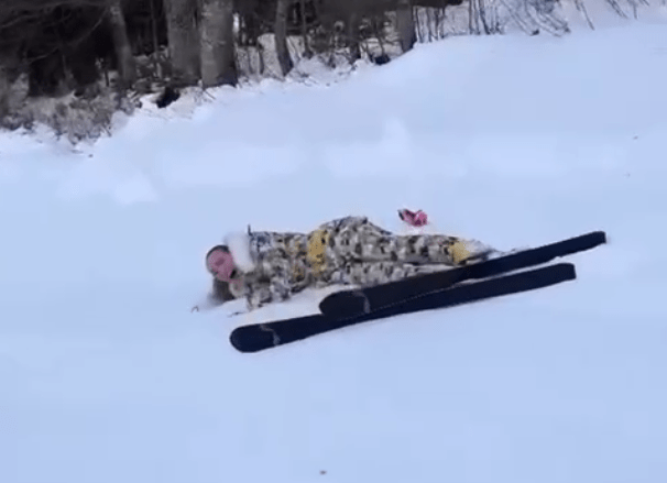 Ольга Бузова рухнула в снег на склоне, катаясь на лыжах в Сочи. Видео