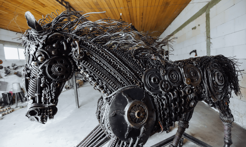 Железного коня представил скульптор из Белореченска на выставке в Новой Третьяковке