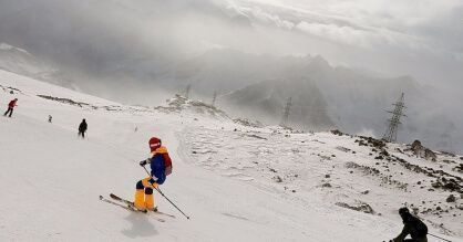 Вылетел с трассы: лыжник погиб после столкновения на спуске с горы Эльбрус