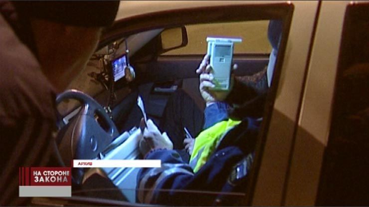 Пьяный водитель пытался сделать селфи и выпить в патрульном автомобиле на Кубани