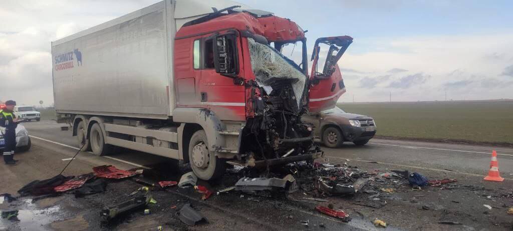 Водитель фуры пострадал в ДТП с цистерной и «Газелью» в Славянском районе