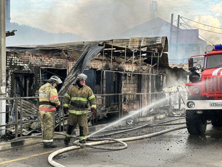 Крупный пожар в торговых павильонах произошел утром 1 января в Краснодарском крае
