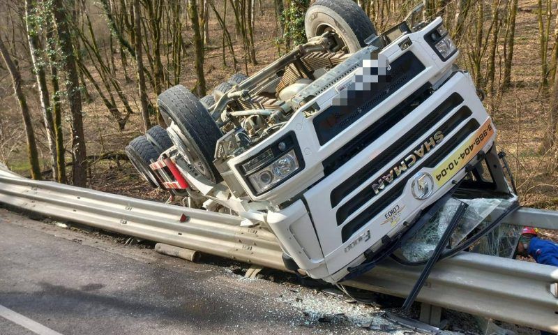 В Сочи бетономешалка врезалась в автобус без пассажиров и перевернулась в кювет, ее водитель погиб