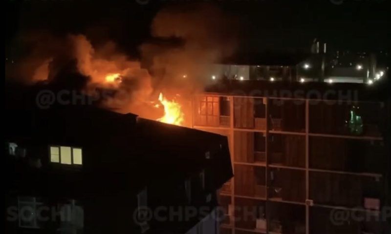 В Сочи загорелась квартира в мансарде многоэтажного жилого дома