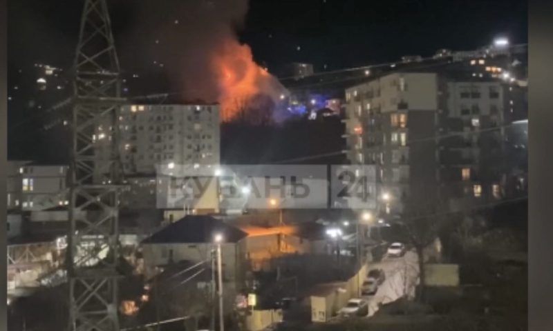 Пепел летает по всей округе: пожар в жилой многоэтажке в Сочи распространился на 210 кв. метров