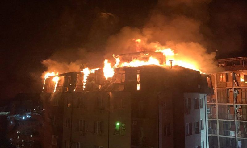 Пожар в жилой многоэтажке в Сочи полностью потушили за 3,5 часа