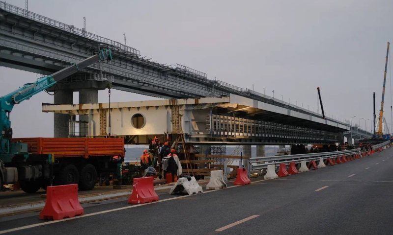 На левой части Крымского моста завершена надвижка третьего пролета