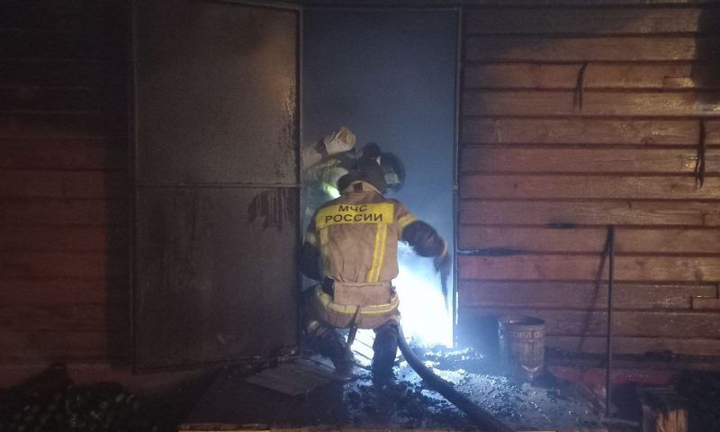 Пожарные почти 3 часа тушили горящую баню в Адыгее, огонь уничтожил 350 кв. метров