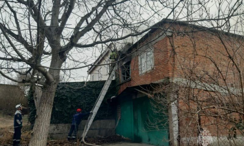 Три человека пострадали при пожаре на заводе керамики в Лабинске